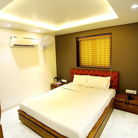 Tirupati International Hotel Surat Exterior photo
