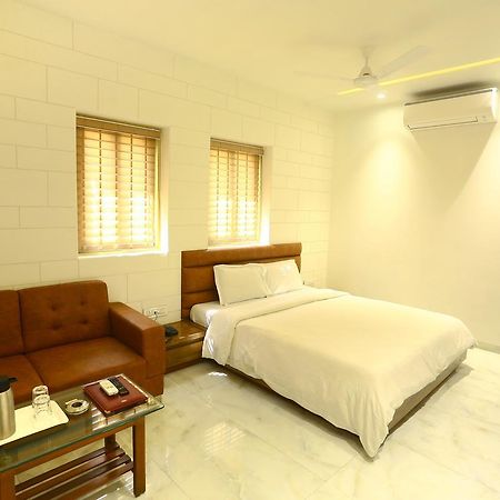 Tirupati International Hotel Surat Exterior photo