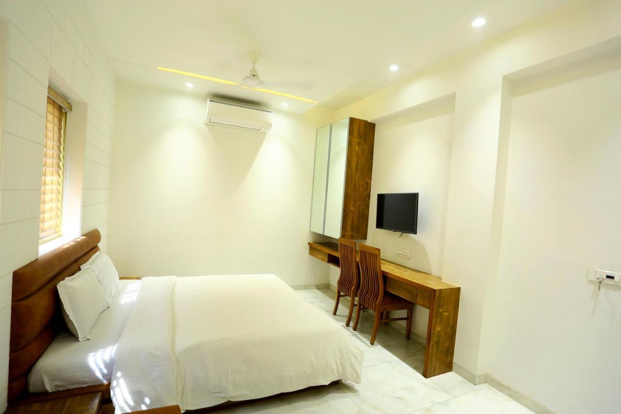 Tirupati International Hotel Surat Exterior photo